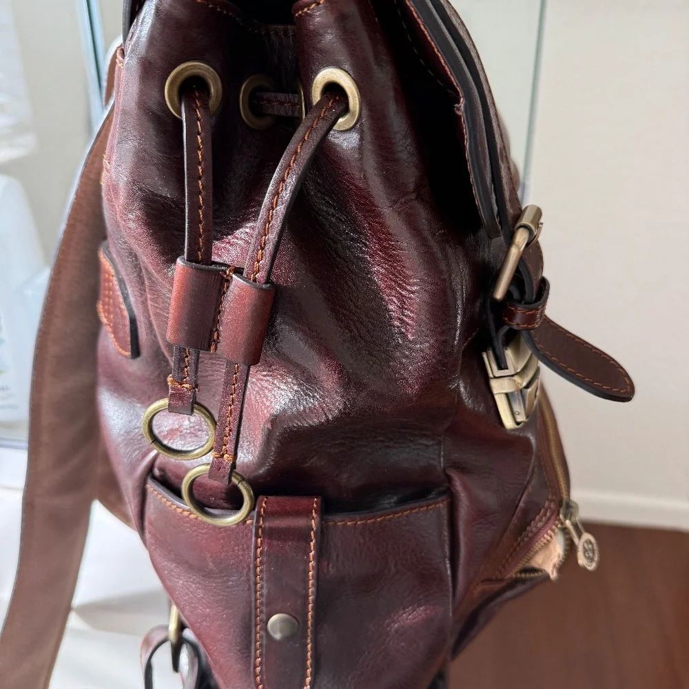 Artisan Craftsmanship made in Italy. Full Grained Leather backpack.